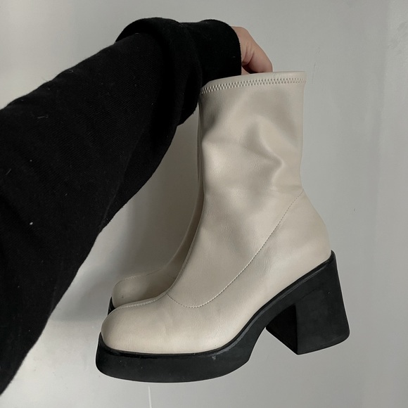 Retro White Platform Heeled Boots - Picture 3 of 4